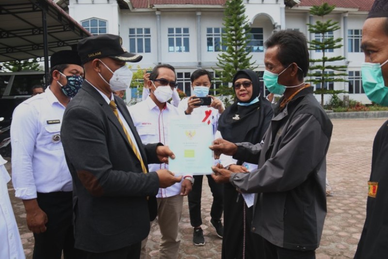 Pemkab Bener Meriah dan BPN Serahkan 1.950 Sertifikat Tanah Program PTSL, Ini Pesan Plt Bupati