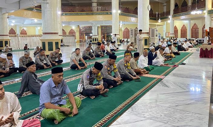 shalat-Subuh-berjamaah-bersama-warga-di-Masjid-Baitul-Musyahadah.jpg