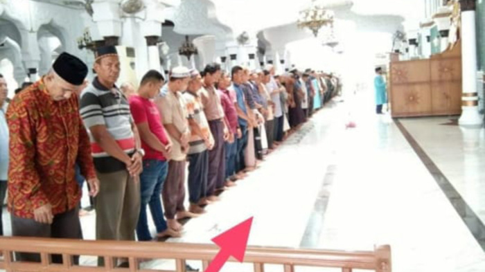 Antisipasi Virus Corona, Shalat Jamaah di Masjid Raya Baiturrahman Banda Aceh Mulai tak Pakai Ambal