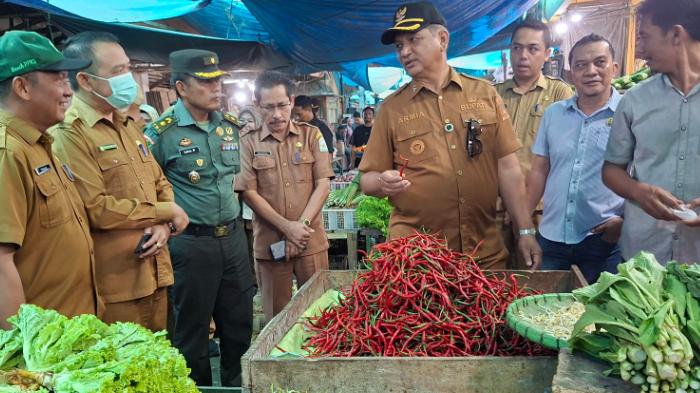 Sidak Pasar, Bupati Aceh Tamiang Minta Cadangan Beras Ditambah