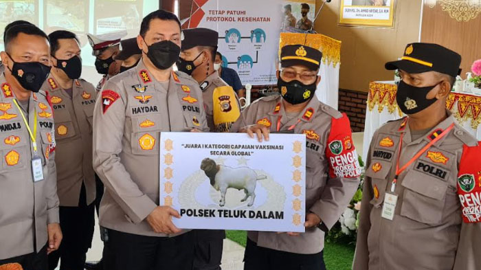 Kapolda Aceh Tinjau Gerai Vaksinasi TNI-Polri, Sapa Kepala Desa via Zoom