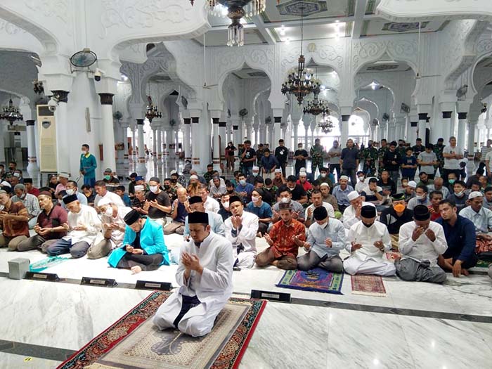 Shalat di Masjid Raya Mulai Normal