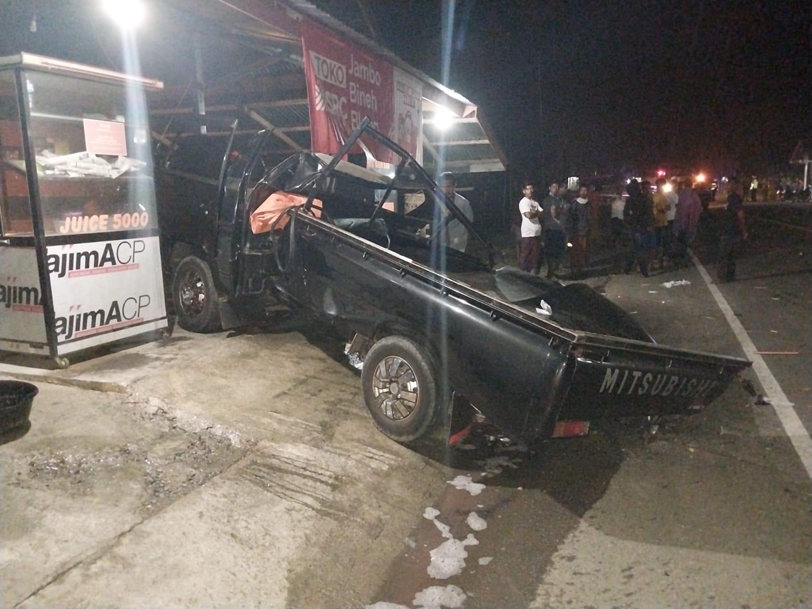 Tabrakan Pikap L300 Dengan Truk Colt di Pidie, Mobil Hantam Warung Warga, Sopir Meninggal Dunia