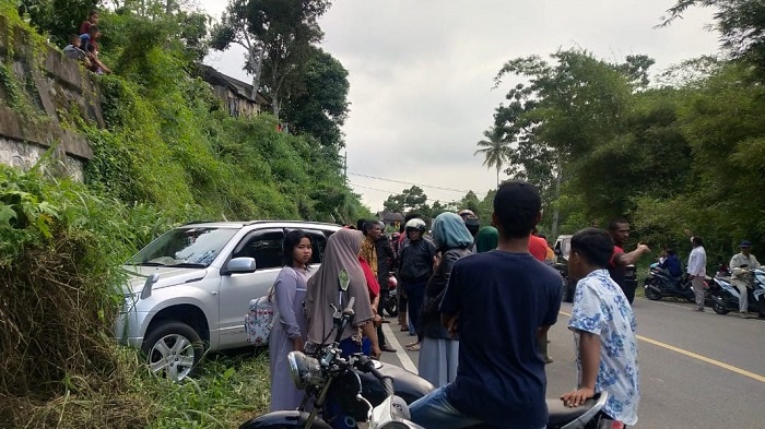 Grand Vitara dan Carry Tabrakan di Jalan Bireuen-Takengon Hingga Masuk ke Parit