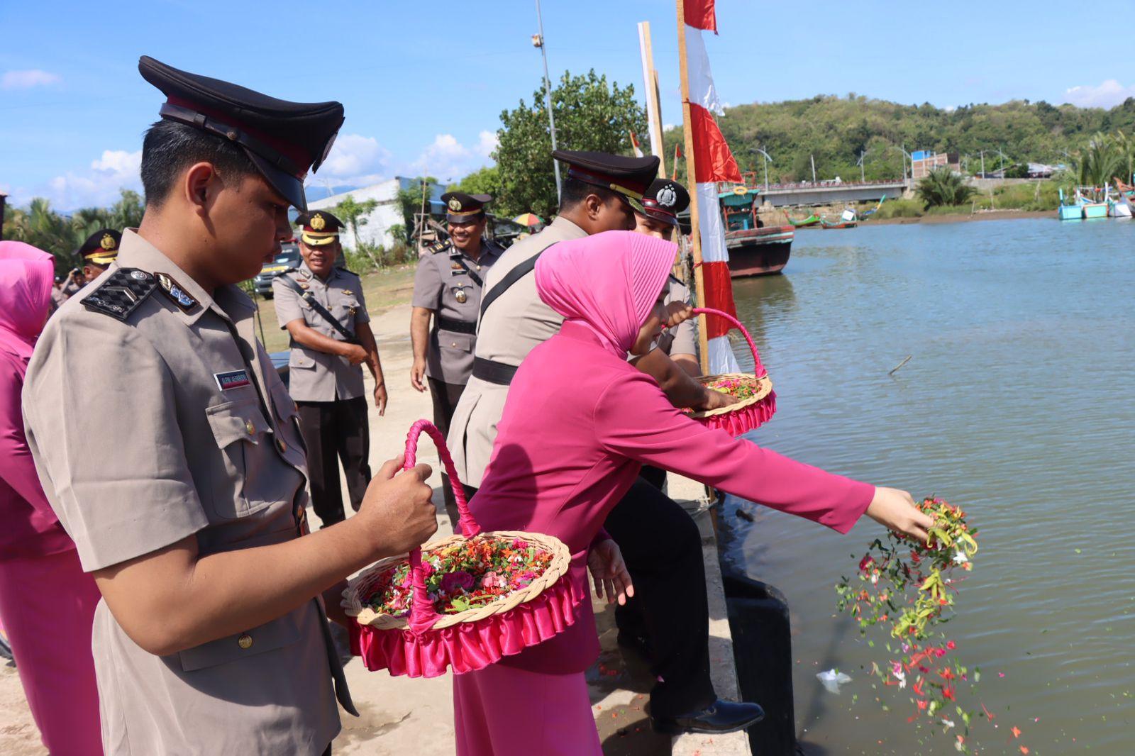 Jelang HUT Ke 77 Bhayangkara, Personel Polres Pidie Jaya Tabur Bunga Ke Laut