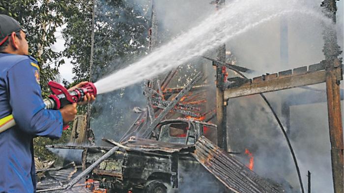 Rumah dan Mobil Pikap Warga Lamsie Dilalap Api