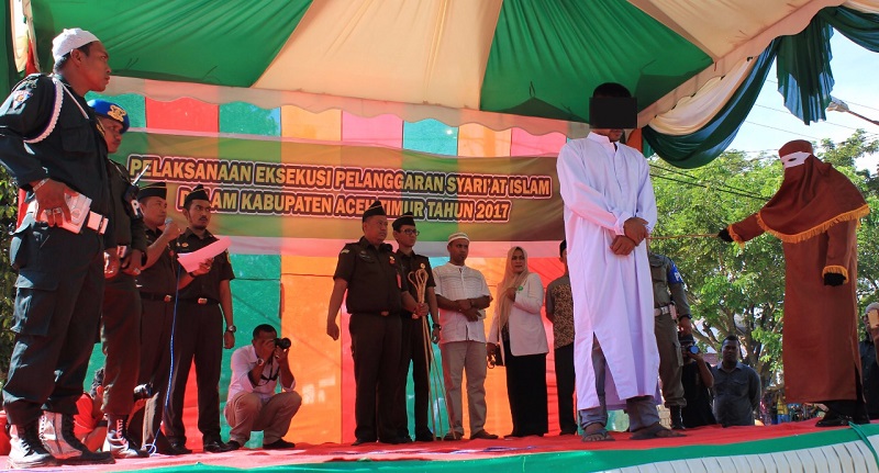 Lima Penjudi yang Ditangkap Tahun 2011, 2015, dan 2016 Dicambuk di Masjid Idi Rayeuk