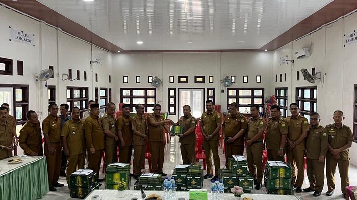 Teungku Imum hingga Bilal Meunasah di Aceh Besar Terima Cinderamata Kain Sarung