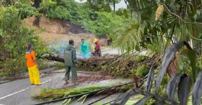 tiang-listrik-tumbang-belum-tertangani-sempurna.jpg