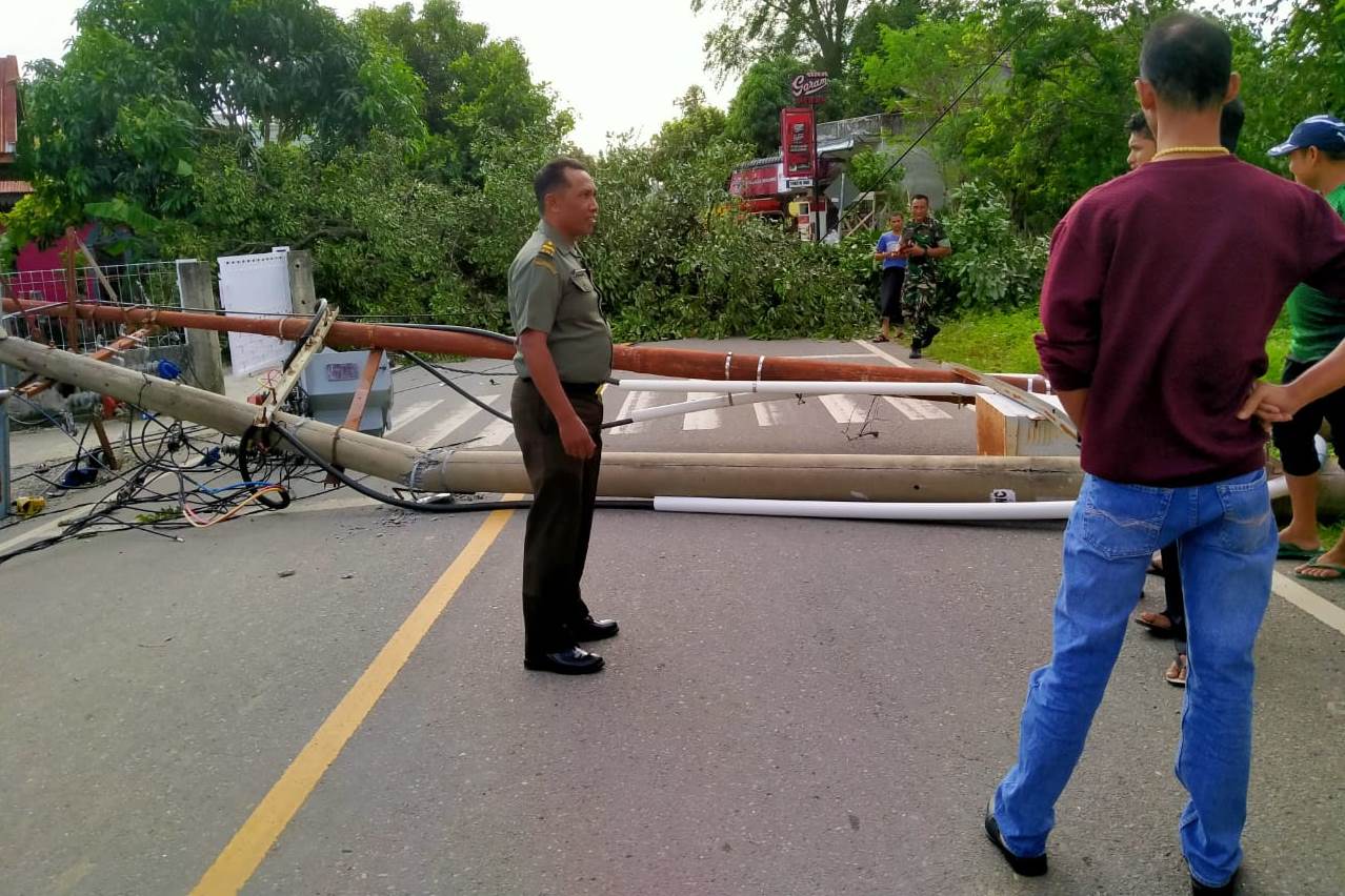 tiang-listrik-tumbang-di-ruas-jalan-keumala-tangse-akibat-puting-beliung-pada-kamis-3062022.jpg