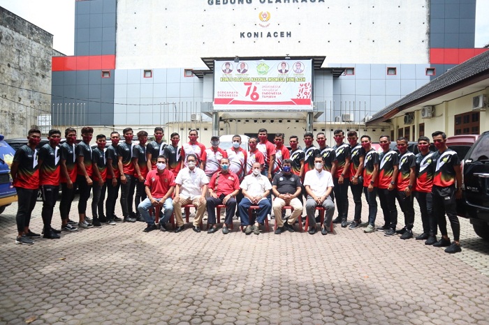 tim-sepakbola-pon-aceh-foto-bersama-pengurus-koni-ac.jpg