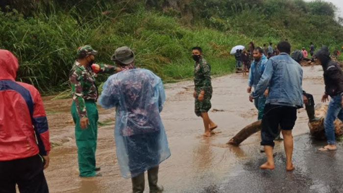Gorong-Gorong Tersumbat, Air Sungai Meluap ke Jalan KKA Bener Meriah-Aceh Utara