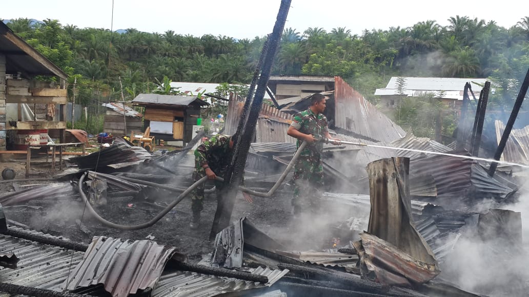 Kebakaran Ludeskan 16 Unit Rumah Karyawan PT SPS di Nagan Raya