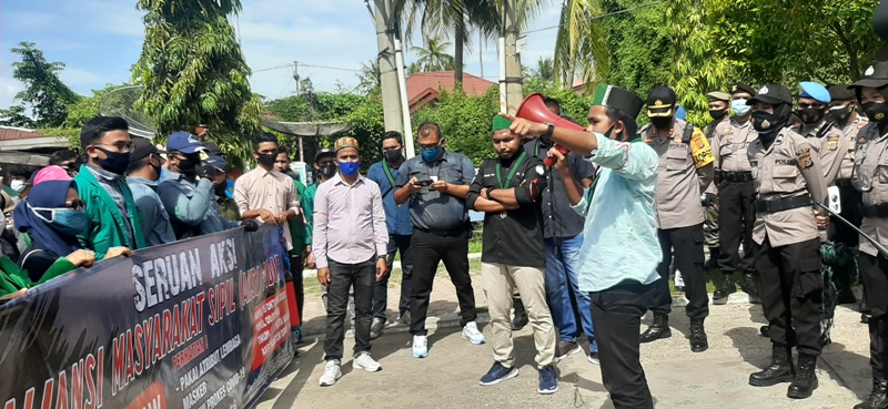 Tolak Omnibus Law UU Cipta Kerja, Ratusan Massa Geruduk Gedung DPRK Pidie