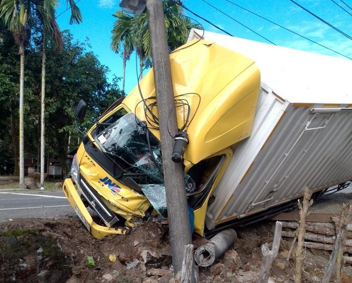 truk-tabrak-tiang-listrik-di-Arongan.jpg