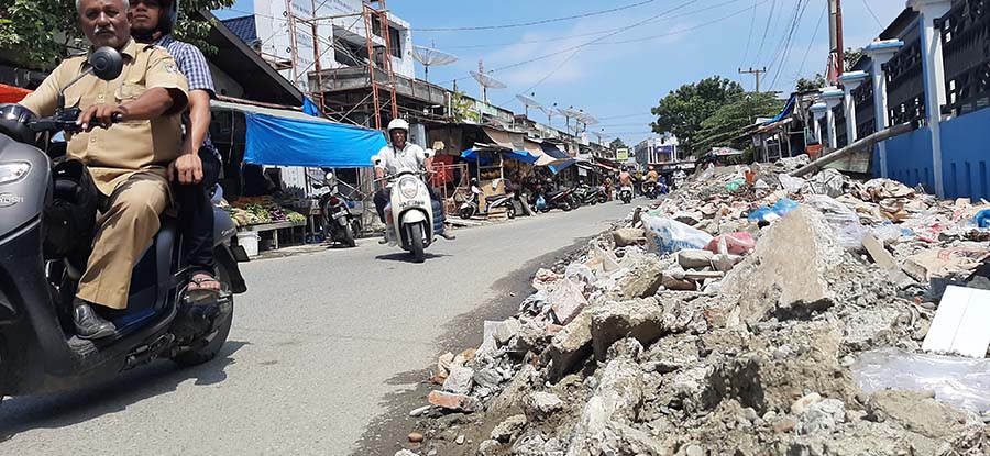 Material Proyek di Depan Keude Pidie Menumpuk Dipinggir Jalan, Pengendara Mengeluh
