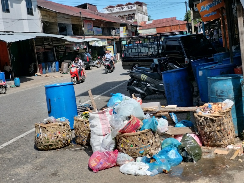 Petugas Kebersihan di Abdya Harus Bekerja Keras Membersihkan Tumpukan Sampah di Blangpidie