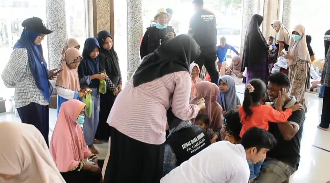Sejumlah dokter memberikan pemeriksaan kesehatan gratis kepada warga terdampak banjir di Gampong Kuala Ceurape, Jangka, Bireuen, Minggu (21/12/2025). Selain pemeriksaan medis, kegiatan ini juga diisi dengan aksi trauma healing dan penyaluran sembako.
