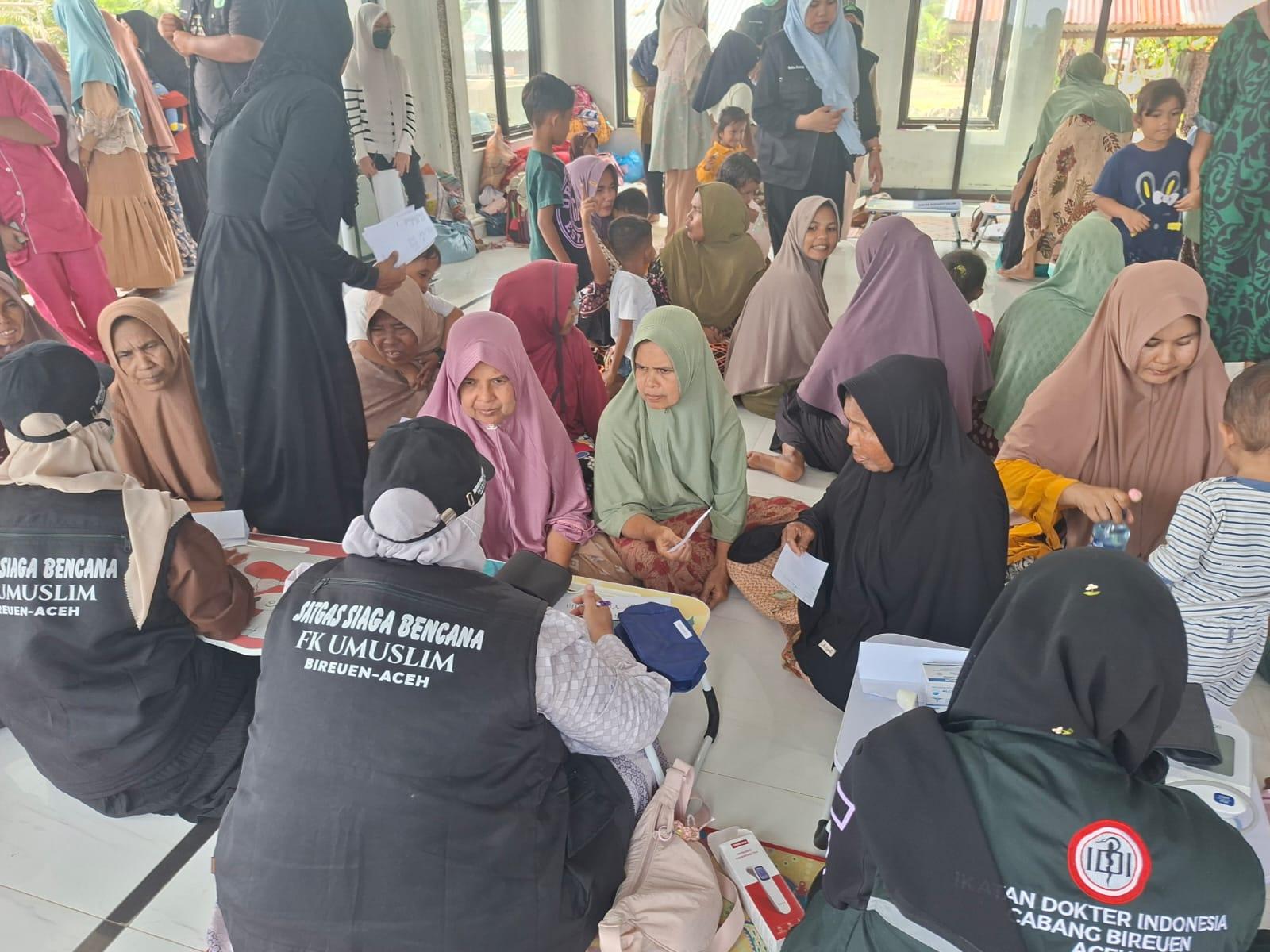 Tim medis FK Umuslim, IDI, dan unsur lainnya memberikan pelayanan kesehatan dan pengobatan gratis kepada warga di Meunasah Jambo Kajeung, Kecamatan Kutablang, Kabupaten Bireuen, Minggu (28/12/2025).