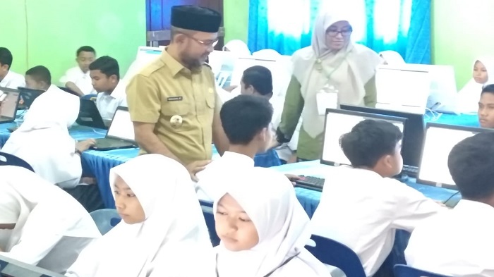 Orang Tua Peserta Didik Baru tidak Mampu Mendaftar Secara Online, Operator Madrasah Wajib Membantu