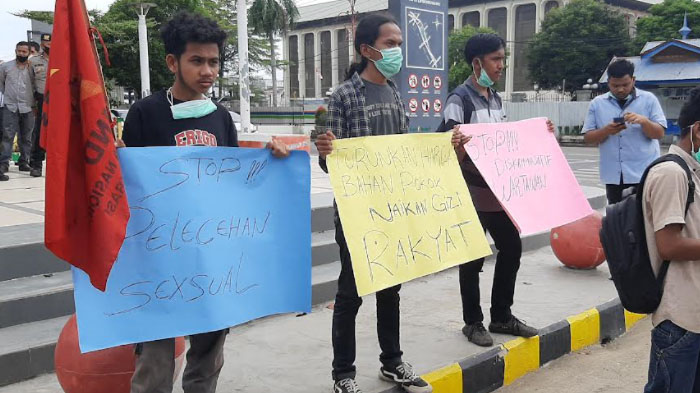 Demo Tolak Jokowi 3 Periode Ricuh, Presiden Pergi Mahasiswa Beraksi