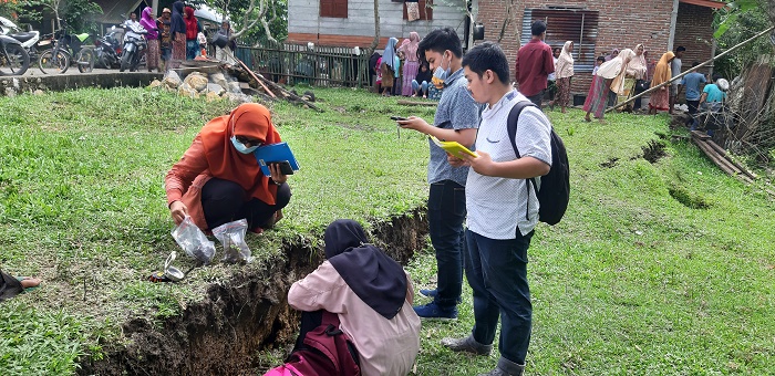 Fenomena Alam Tanah Bergerak Mencapai 1,5 Meter, Warga Lamkleng Tunggu Bantuan Tenda Pengungsian