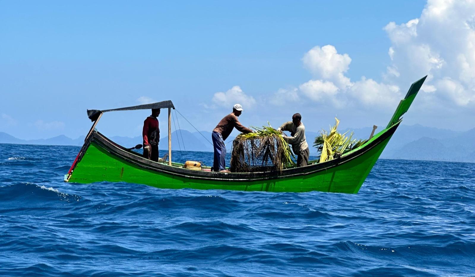 Nelayan Lhok Keluang sedang mengimplementasikan bubu di lokasi penangkapan ikan