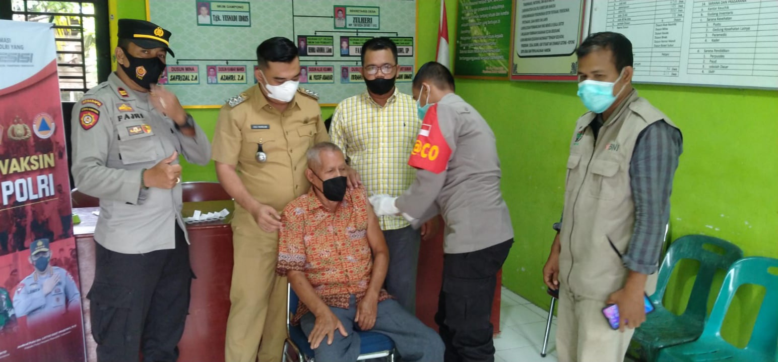 Dalam Rangka HUT RI Ke-76, Masyarakat Krueng Simpo Bireuen Jalani Vaksinasi Covid-19