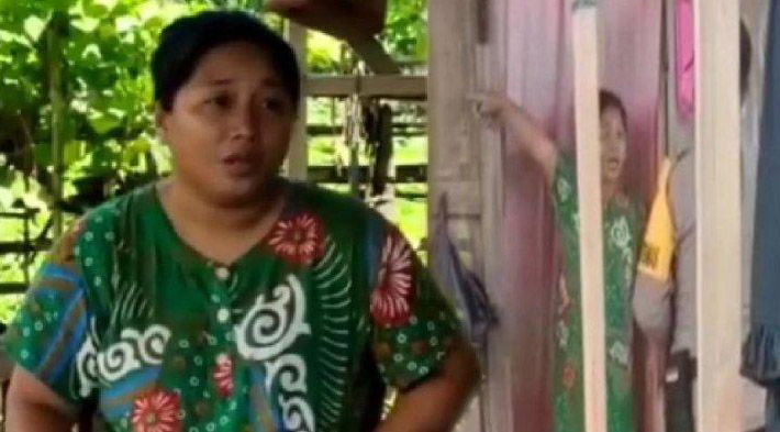 VIRAL Emak-emak Adu Mulut dengan Polisi, Minta Ditembak daripada Suntik Vaksin Covid-19