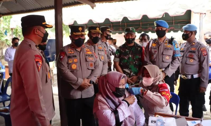 wakapolda-aceh-saat-meninjau-kegiatan-vaksinasi-kecamatan-darul-kamal-aceh-besar.jpg