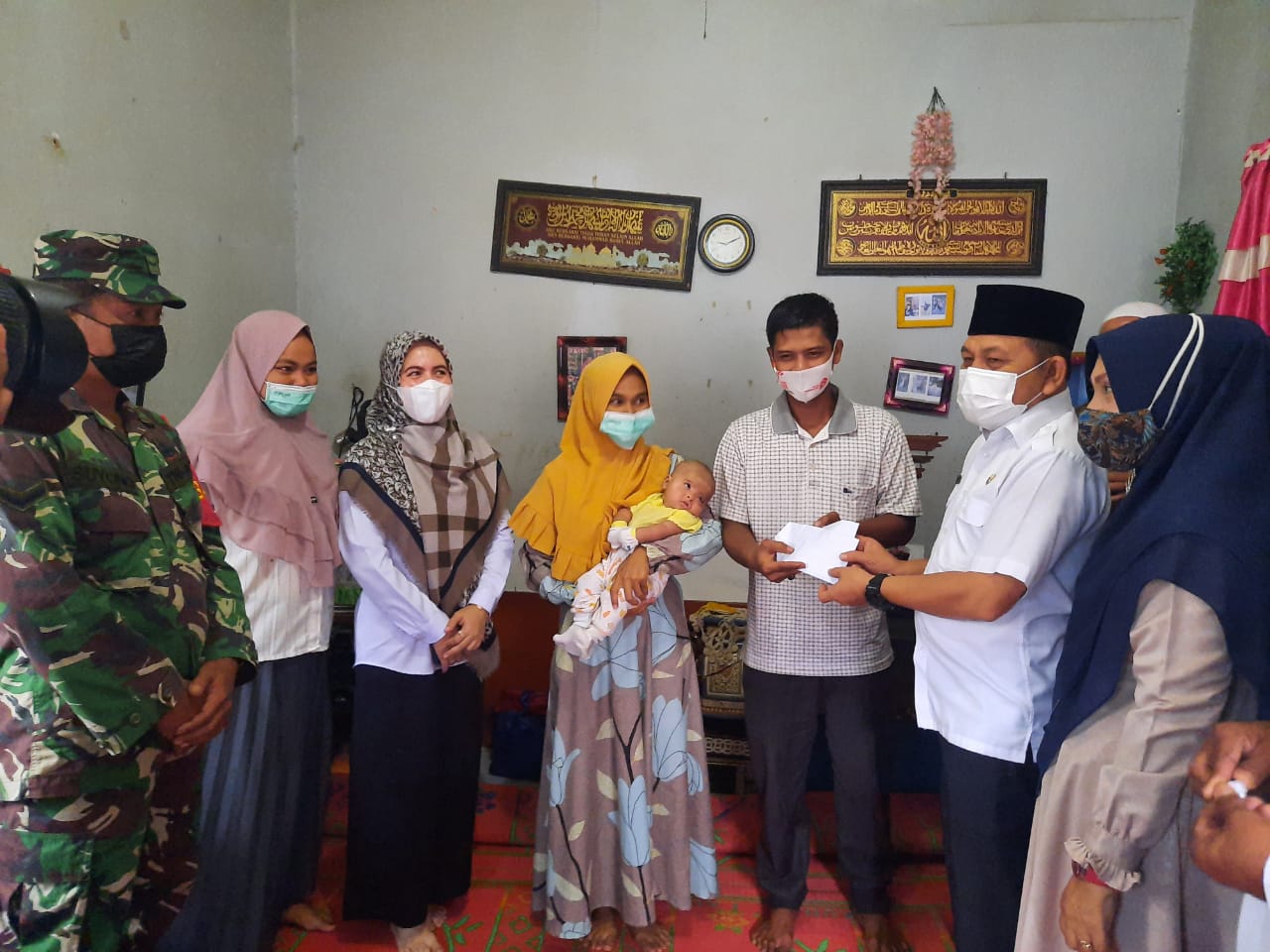 Jenguk Balita Cacat Iris Mata, Wakil Wali Kota Langsa Bantu Biaya Rujuk ke RSUDZA