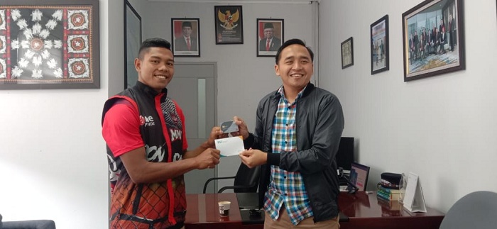 Petarung MMA Wandi Gayo Terima Buku Tabungan Perdana dari BSI Aceh Tengah
