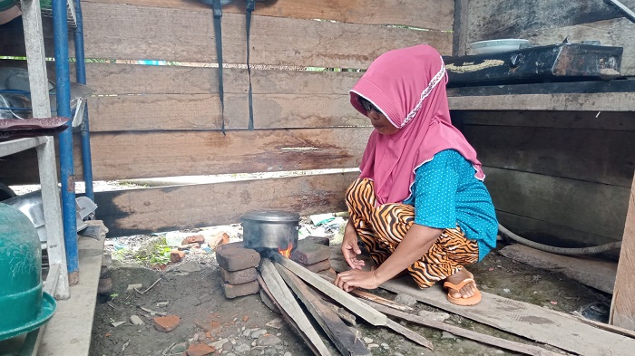 Harga Elpiji Melon Rp 35 Ribu/Tabung, Warga Masak Pakai Kayu Bakar