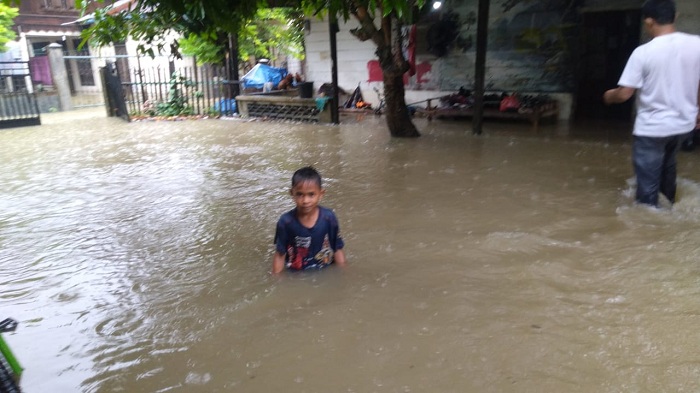 warga-gampong-adan-kecamatan-mutiara-timur-pidie-bermain-dalam-genangan-air.jpg