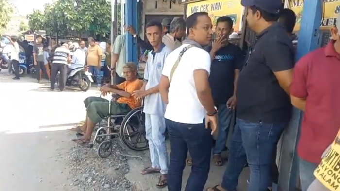 LIVE BREAKING NEWS - Warga Lambaro Skep Geruduk Kantor Keuchik