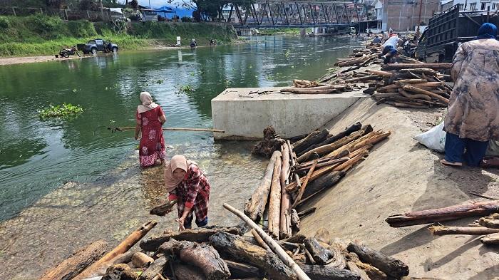 Gas Elpiji Langka, Warga Takengon Terpaksa Pungut Kayu Hanyut untuk Masak