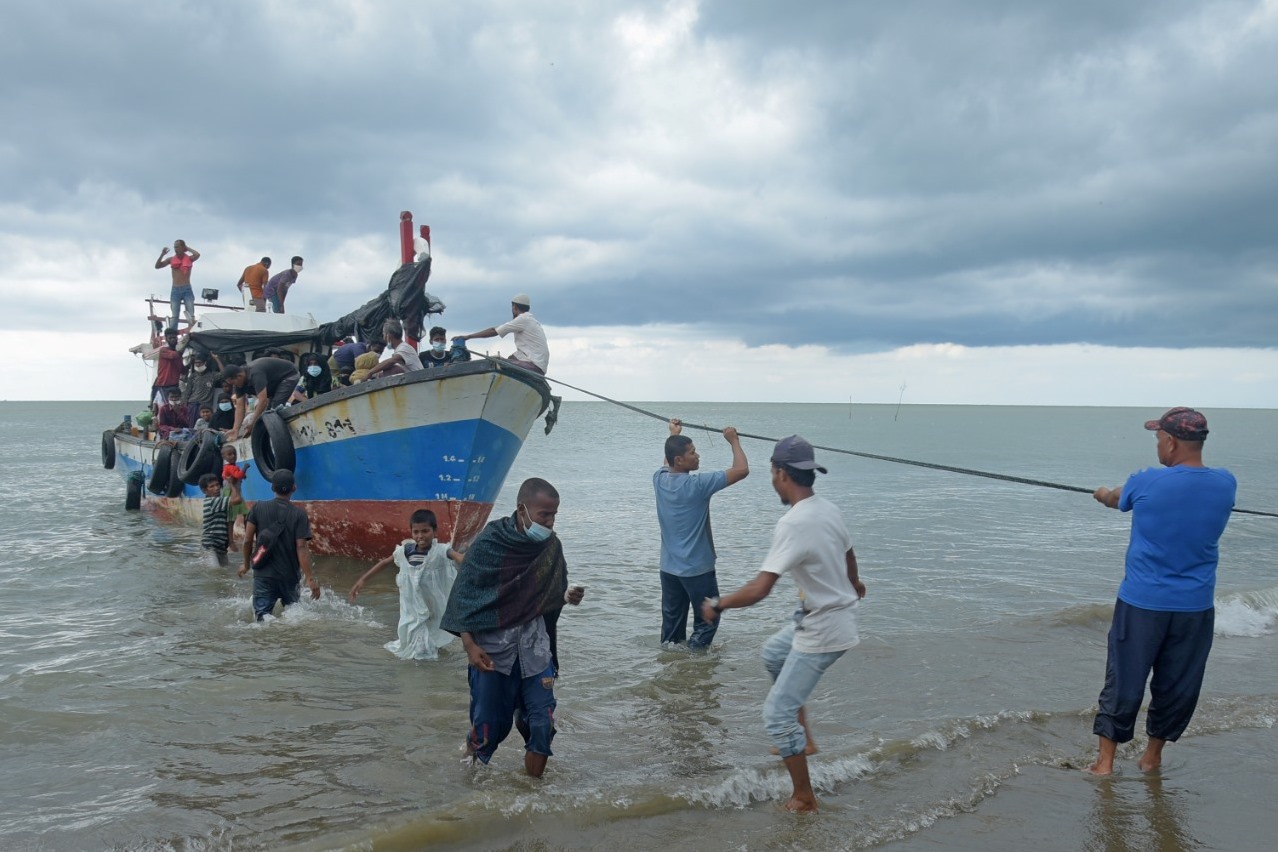 warga-rohingya-saat-mendarat-di-pantai-lancok-aceh-utara-juni-2021.jpg