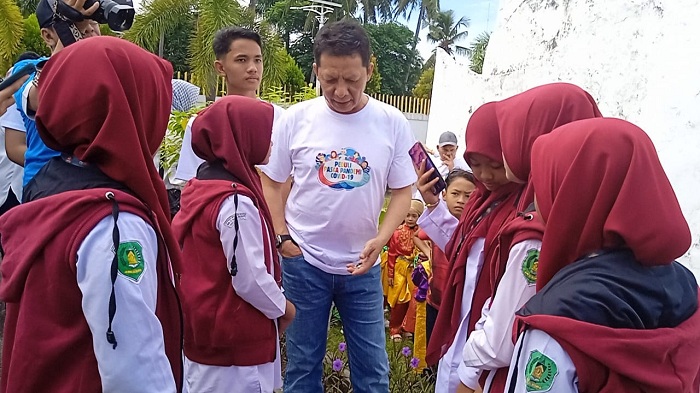 Aksi Wartawan Cilik MIN 27 Aceh Besar Curi Perhatian Pj Gubernur Saat Peringatan Hari Anak Nasional