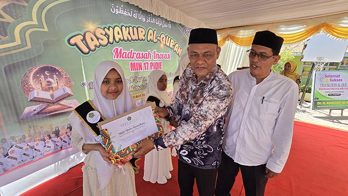 MIN 17 Pidie Wisuda 21 Lulusan, Mampu Menghafal Alquran 1 Juz Sampai 3 Juz