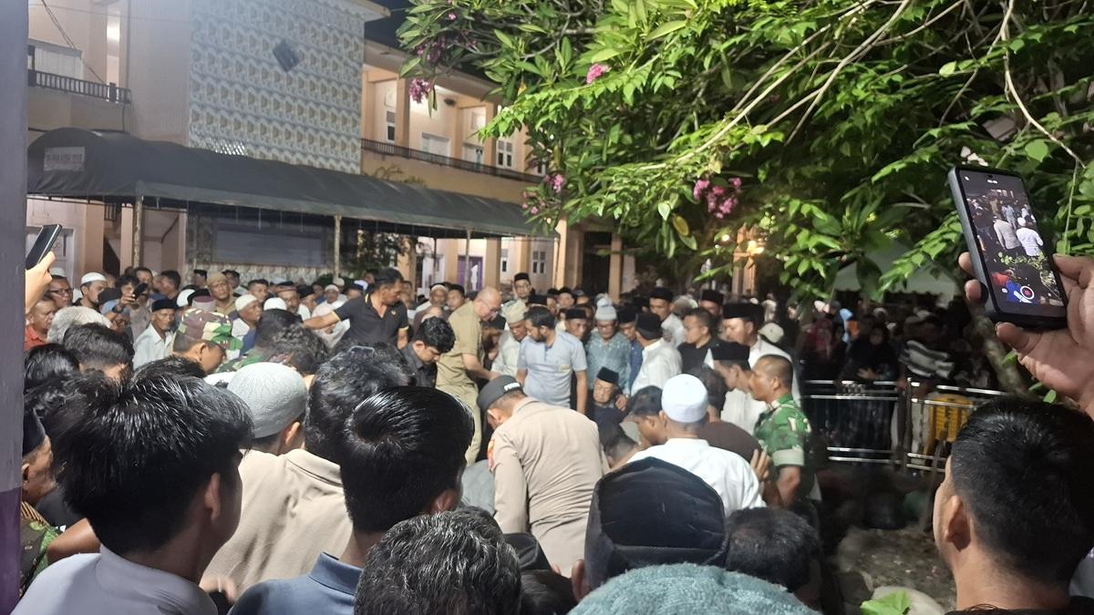 Seribuan Warga Hadiri Pemakaman Mantan Gubernur Aceh Zaini Abdullah