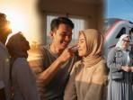 10-Prompt-Gemini-AI-Foto-Pasangan-Kekasih-Romantis-Sinematika-di-Pantai-Studio-dan-Langit-Senja.jpg