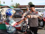 AKBP-Agus-Sulistyanto-bagi-takjil-ke-abang-becak.jpg