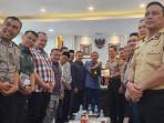 Abang-Samalanga-salam-komando-dengan-Ketua-Sespimti.jpg