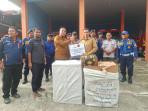 Abd-Azis-menyerahkan-bantuan-dari-pemerintah-Aceh-ke-Bupati-Aceh-Barat-Tarmizi-SP.jpg