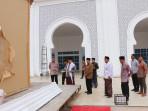Abiya-Kuta-Krueng-didampingi-Bupati-Pidie-Jayamempeusijuek-gedung-utama-MTQ-Aceh.jpg