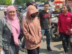 Adik-Pegi-Setiawan-Lusiana-jaket-cokelat-saat-tiba-di-Mapolres-Cirebon.jpg