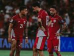 Aksi-Dean-James-Calvin-Verdonk-dan-Thom-Haye-laga-Timnas-Indonesia-vs-Irak-Kualifikasi-Piala-Dunia.jpg