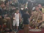 Anak-Bobby-Kahiyang-Beda-Sendiri-di-Nikahan-Kaesang-Netizen-Anak-Medan-Ini-Bos.jpg