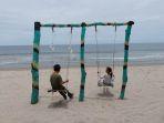 Anak-anak-bermain-ayunan-di-pantai-Teluk-Bayu-Kaya-Menang-Kecamatan-Kuala-Baru-Aceh-Singkil.jpg
