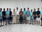 Anggota-DPD-RI-H-Sudirman-Haji-Uma-bersama-warga-Aceh-yang-dideportasi.jpg